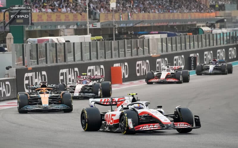 - Bir F1 Arabası Ne Kadar Beygir Gücüne Sahiptir?