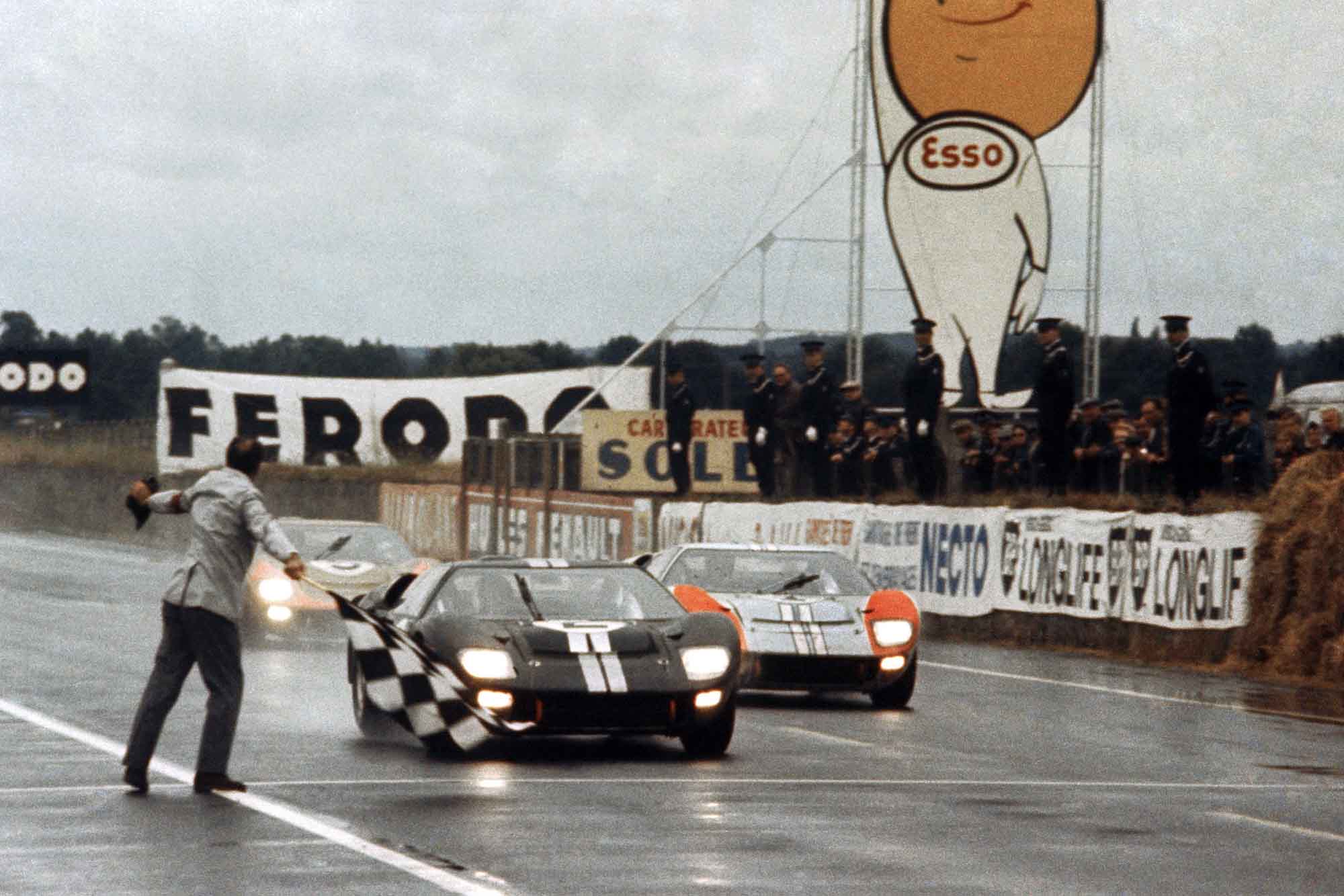 - Le Mans yarışını kazanan Bentley takımının sahibi John Wickham, 73 yaşında hayatını kaybetti.