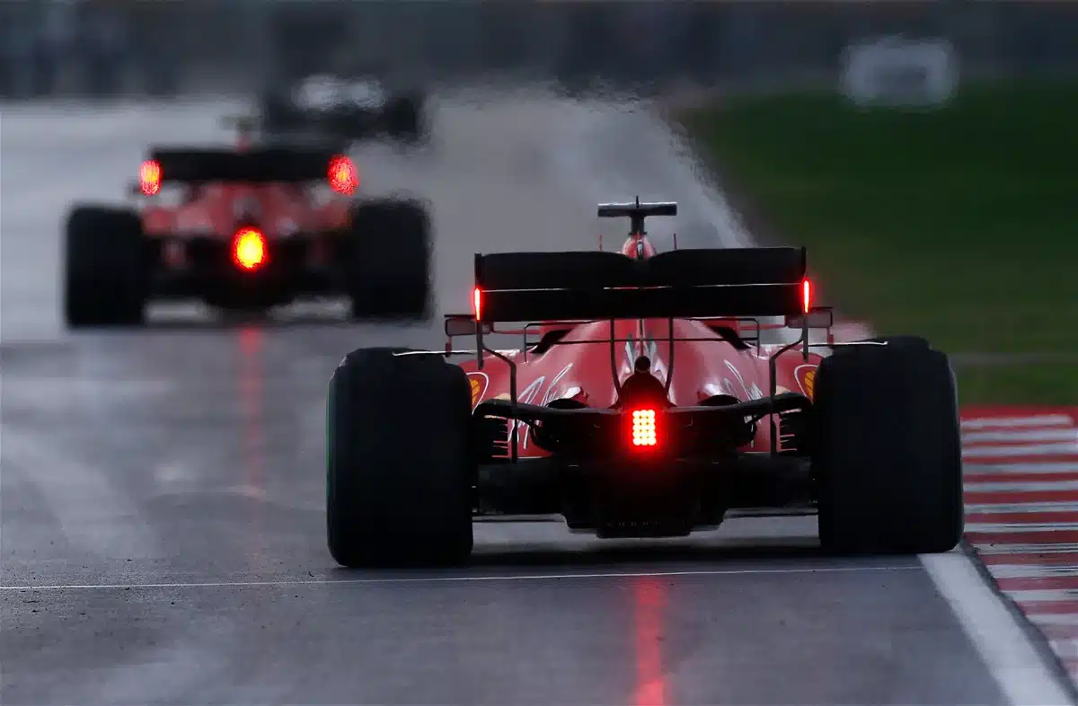 - Formula 1 Arabasının Arkasındaki Yanıp Sönen Kırmızı Işık Ne Anlama Geliyor?