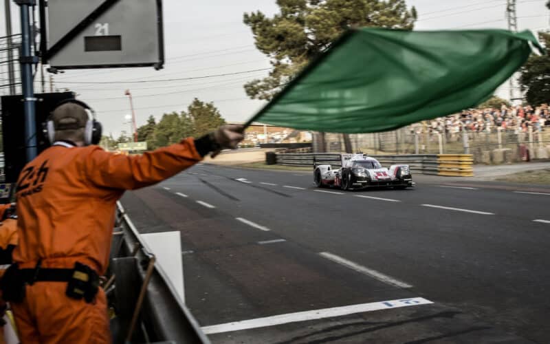 - F1 Yarışında Yeşil Bayrak: Sürücülerin Yarışa Devam Etmesi İçin Bir Sinyal.