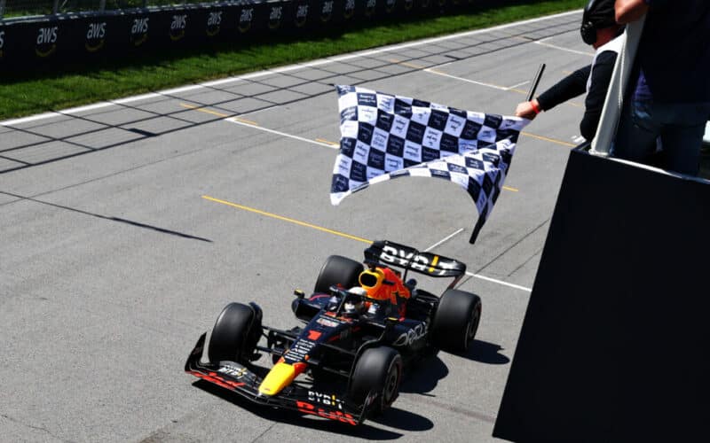 - F1 Racing'de Damalı Bayrak: Yarışın Sonu ve Zafer