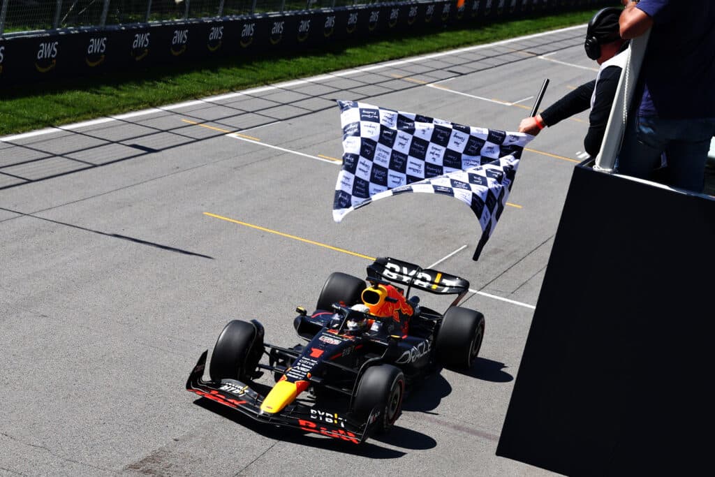 - F1 Racing'de Damalı Bayrak: Yarışın Sonu ve Zafer